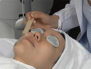 冷却ジェルを塗布